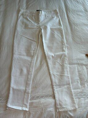 White low-cut capri jeans